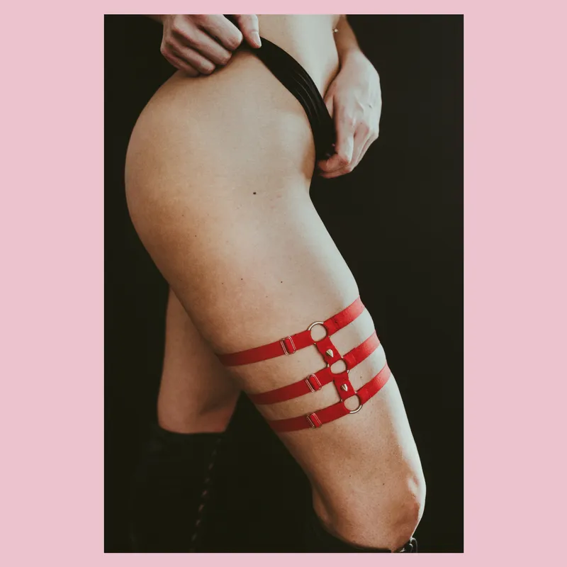 Adjustable thigh garter optional spikes