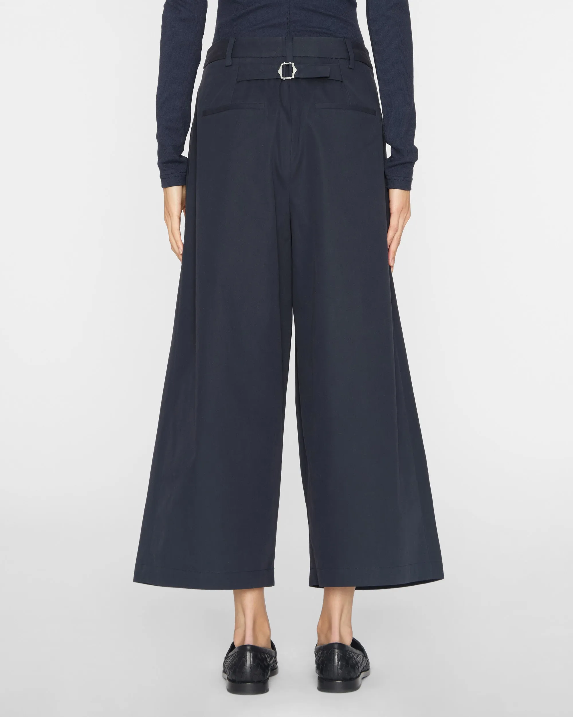 Bio Twill Triple Pleat Cropped Pant in Dark Navy