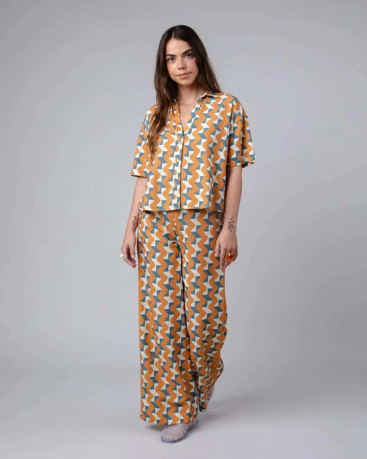 Blusa Brava Fabrics Big Tiles Aloha Ochre