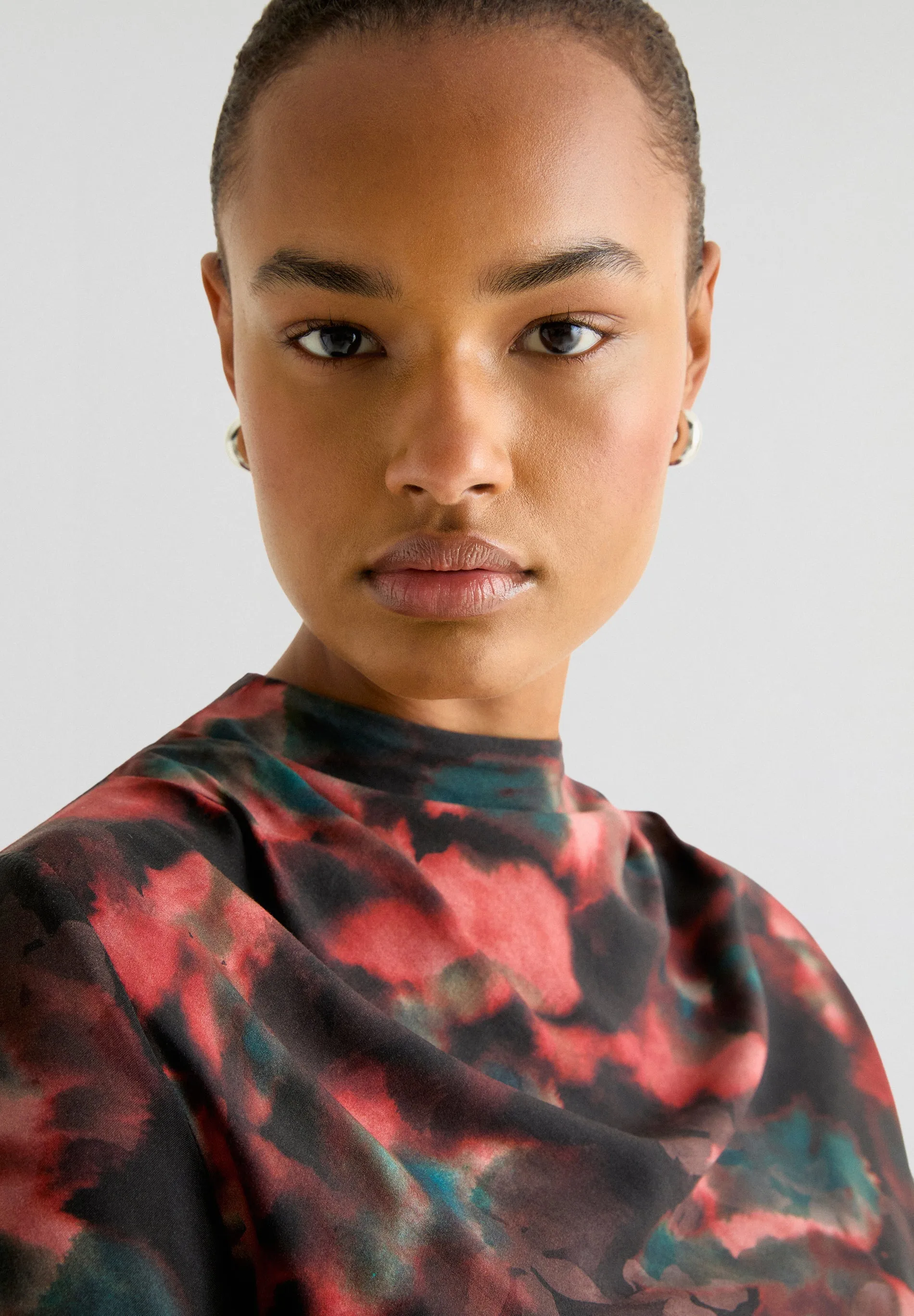 BLUSA COM PADRÃO CROPPED