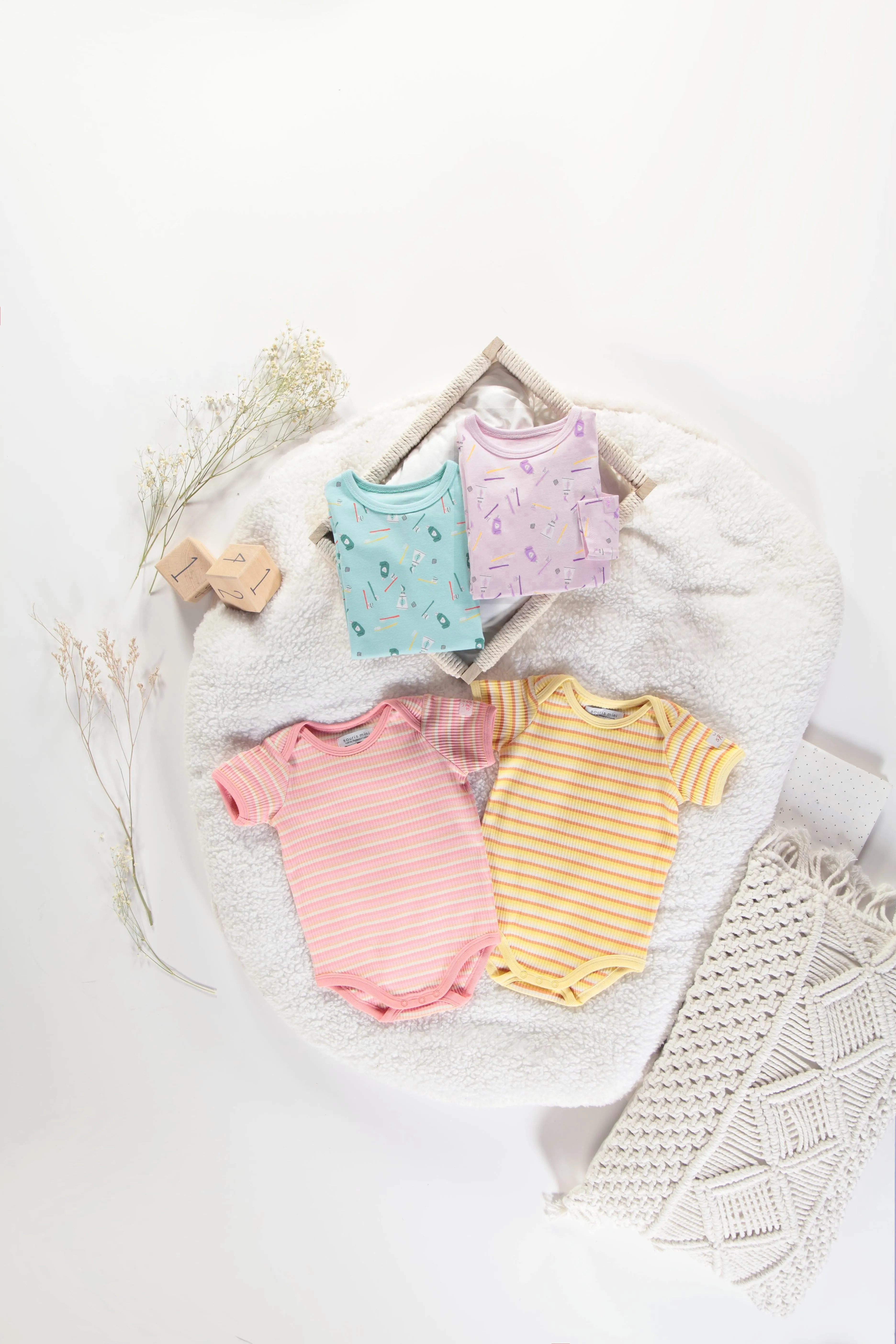 Cache-couche à manches courtes rayé pêche, rose et crème en tricot côtelé, bébé || Peach, pink and cream striped rib-knit bodysuit with short sleeves, baby