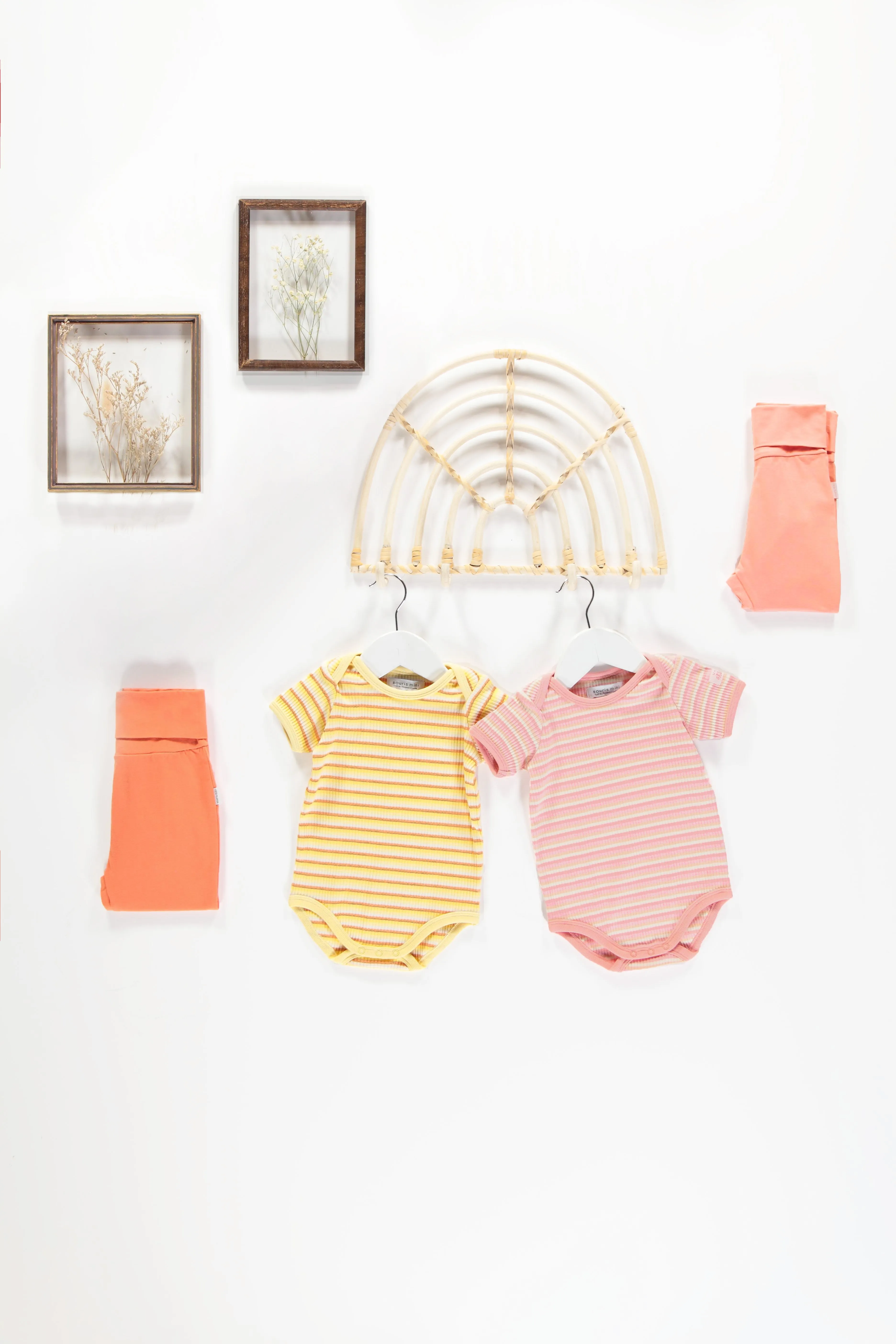 Cache-couche à manches courtes rayé pêche, rose et crème en tricot côtelé, bébé || Peach, pink and cream striped rib-knit bodysuit with short sleeves, baby