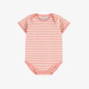 Cache-couche à manches courtes rayé pêche, rose et crème en tricot côtelé, bébé || Peach, pink and cream striped rib-knit bodysuit with short sleeves, baby