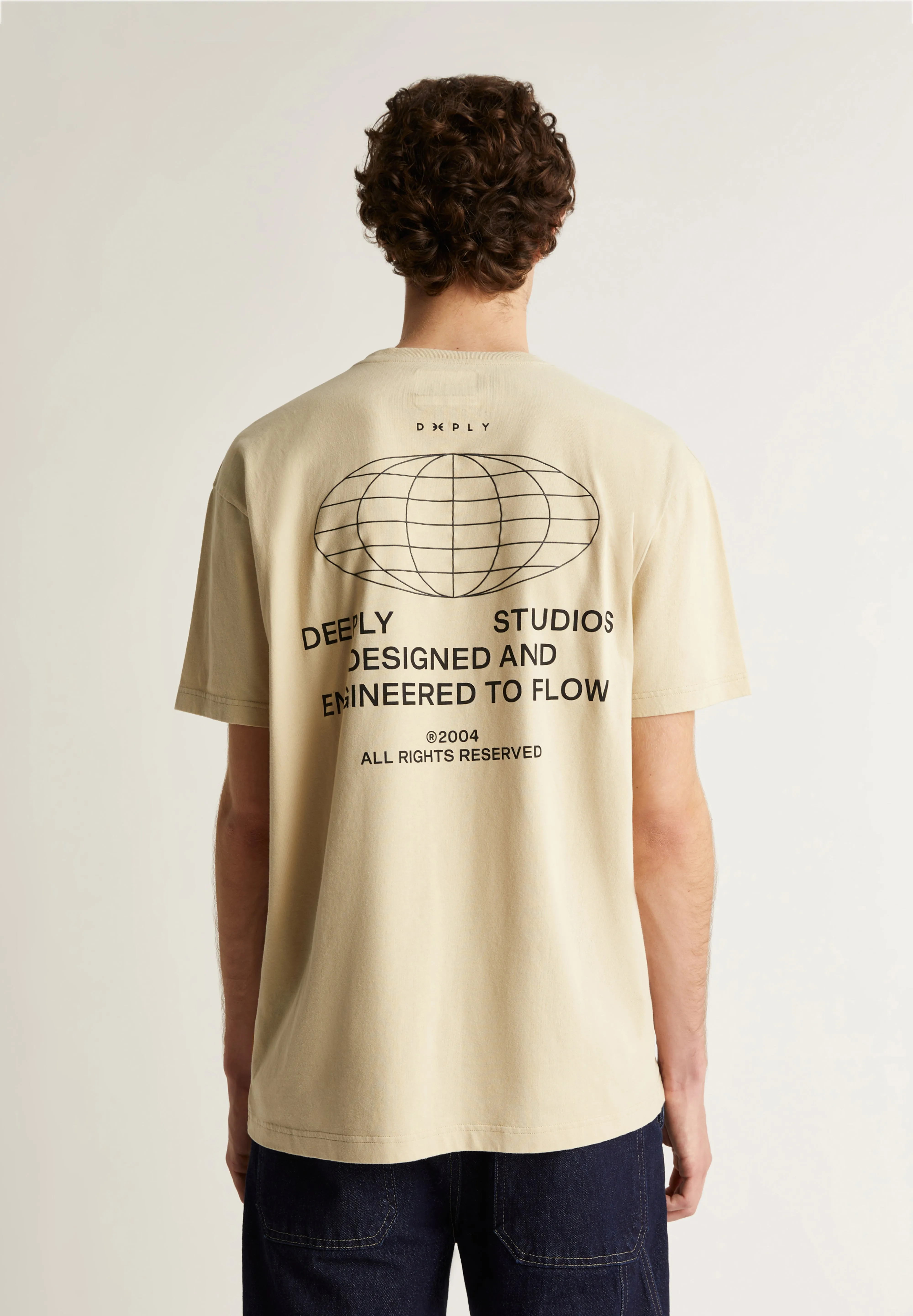 DEEPLY | T-SHIRT COM GRÁFICO ATRÁS