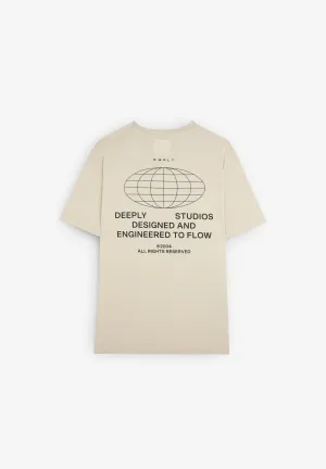 DEEPLY | T-SHIRT COM GRÁFICO ATRÁS
