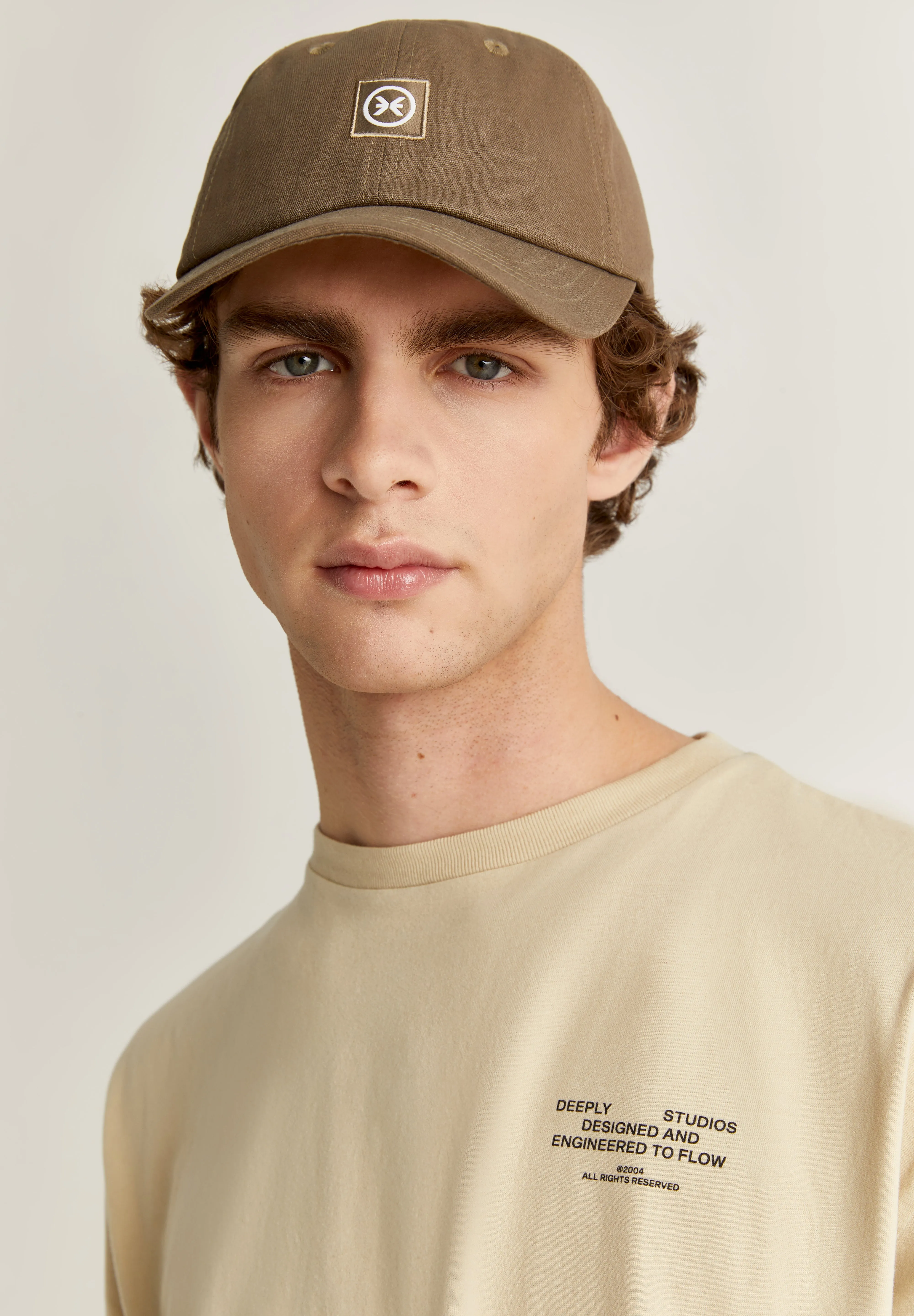 DEEPLY | T-SHIRT COM GRÁFICO ATRÁS