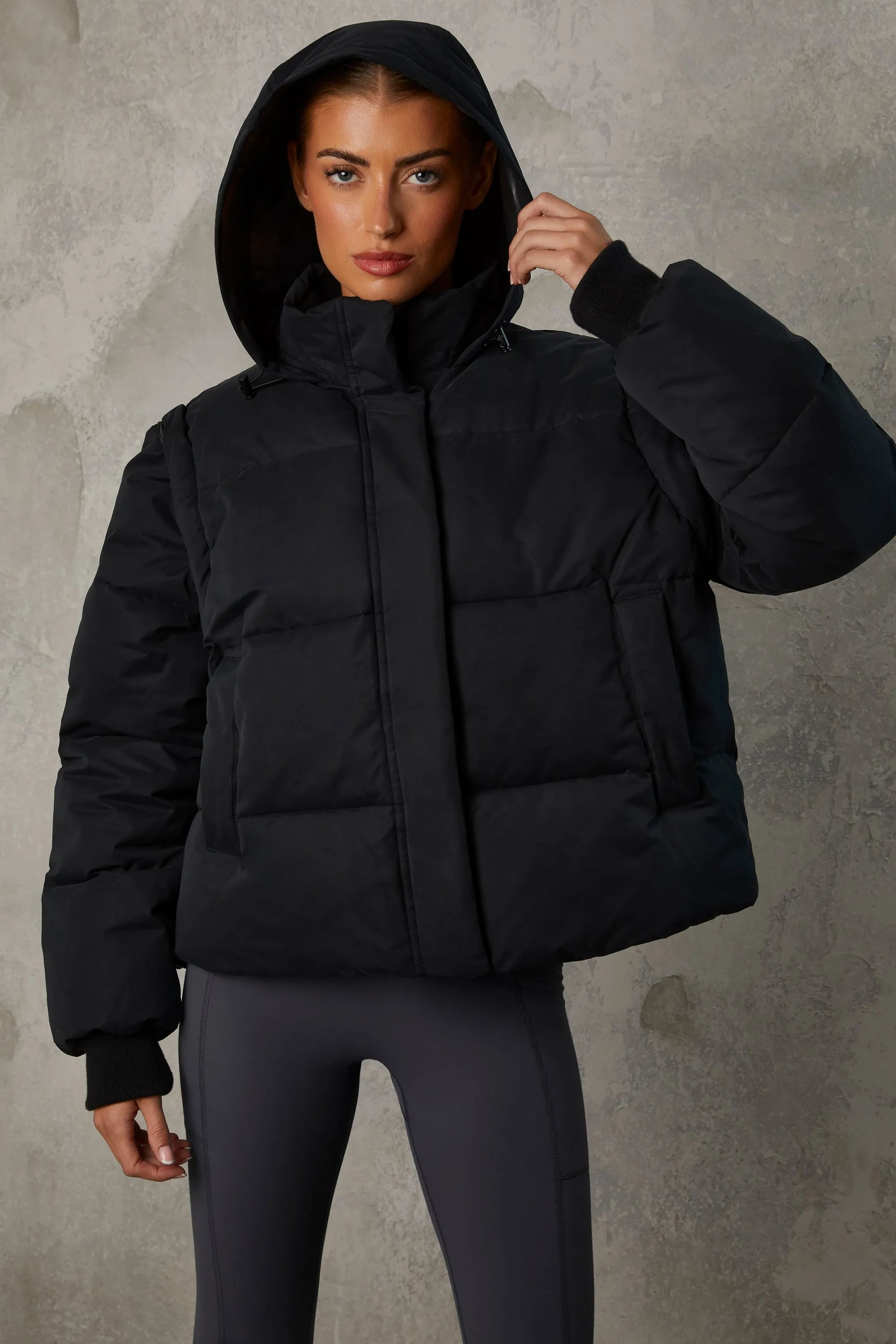 Essential - Cropped Puffer Jacket with Detachable Sleeves in Black