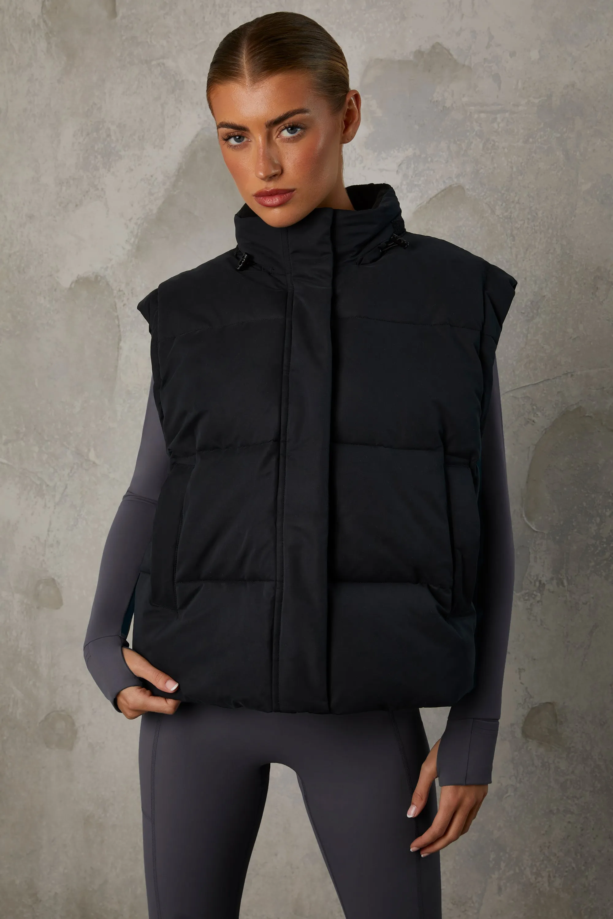 Essential - Cropped Puffer Jacket with Detachable Sleeves in Black