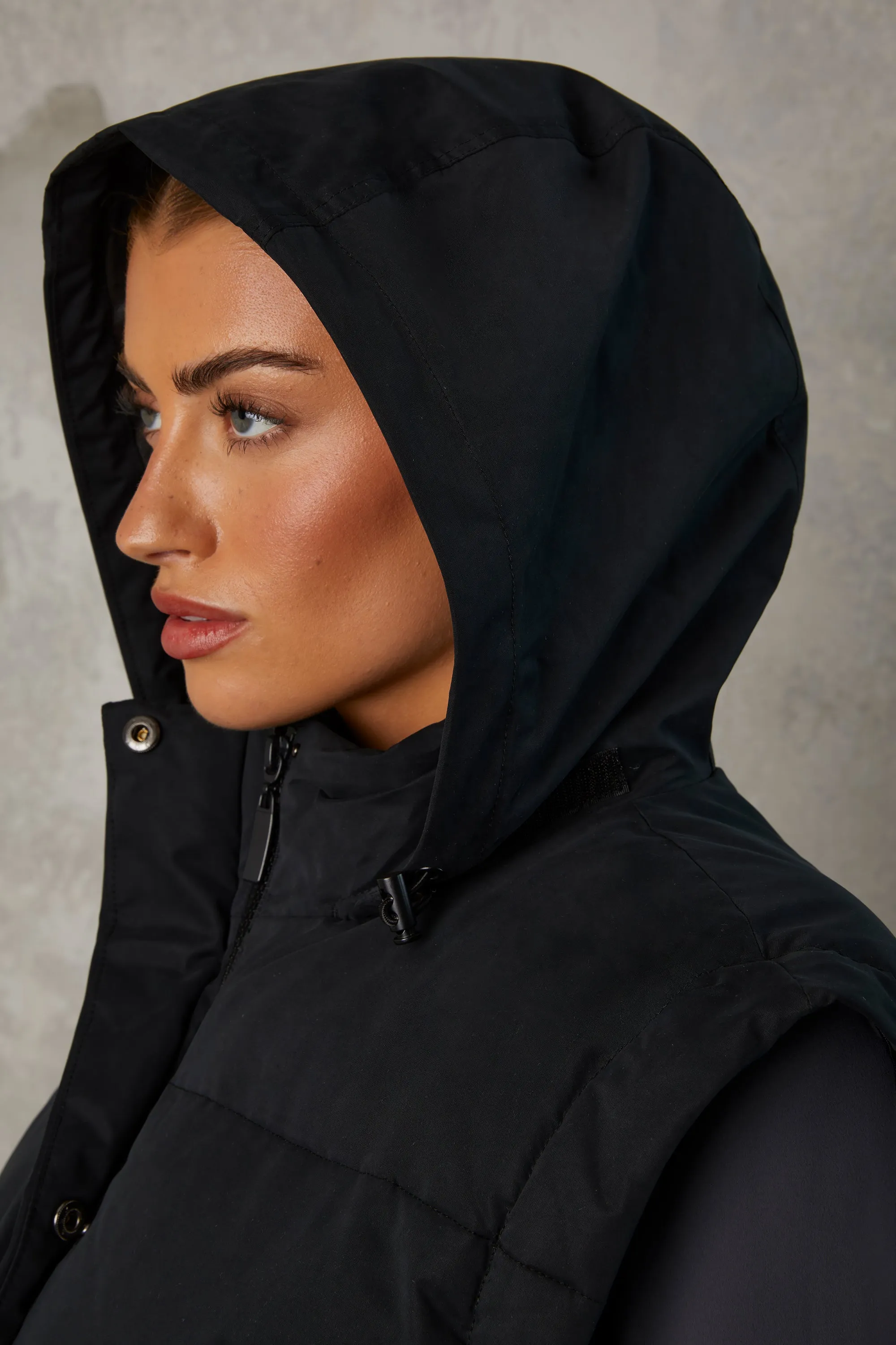 Essential - Cropped Puffer Jacket with Detachable Sleeves in Black