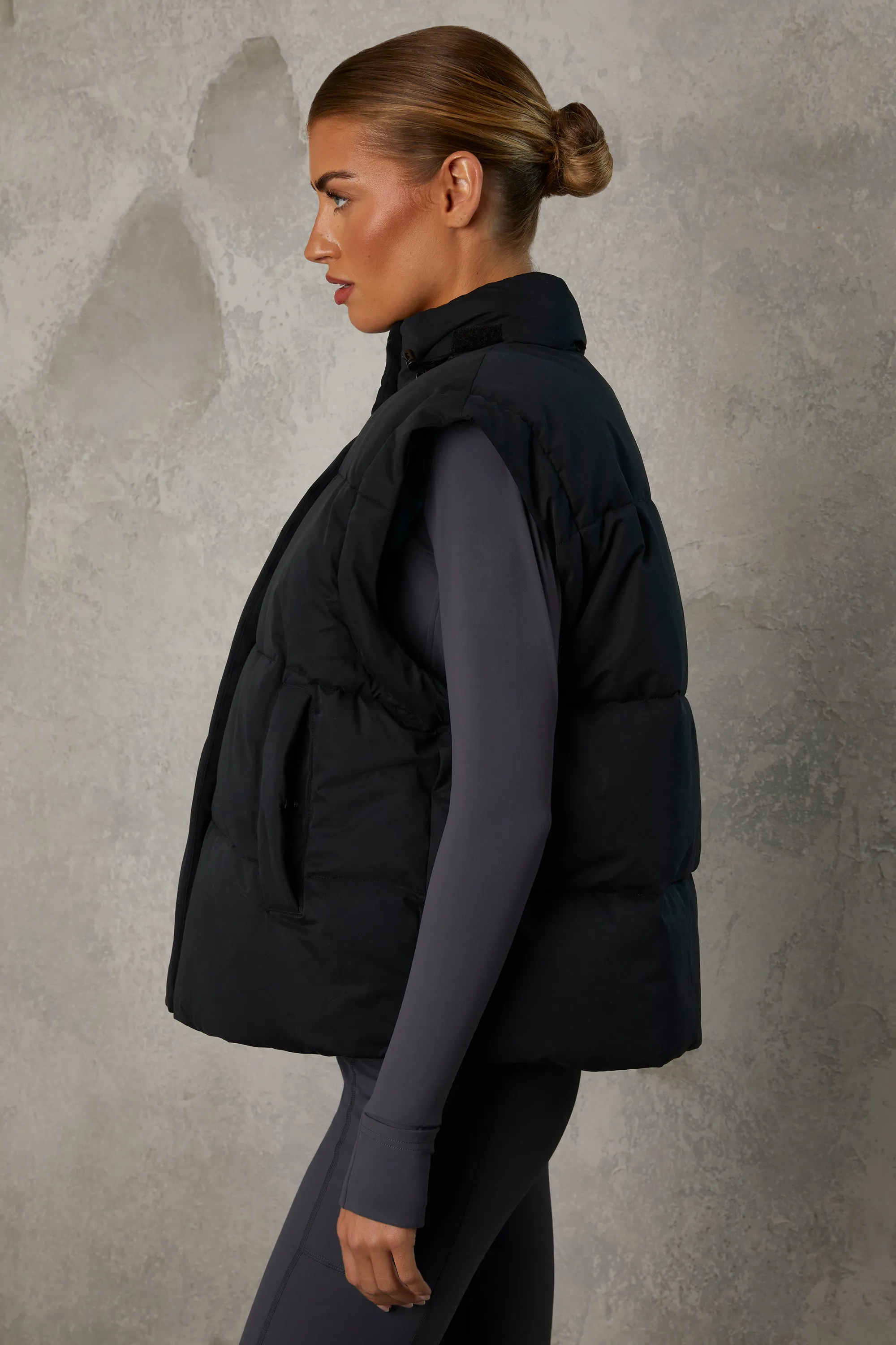 Essential - Cropped Puffer Jacket with Detachable Sleeves in Black