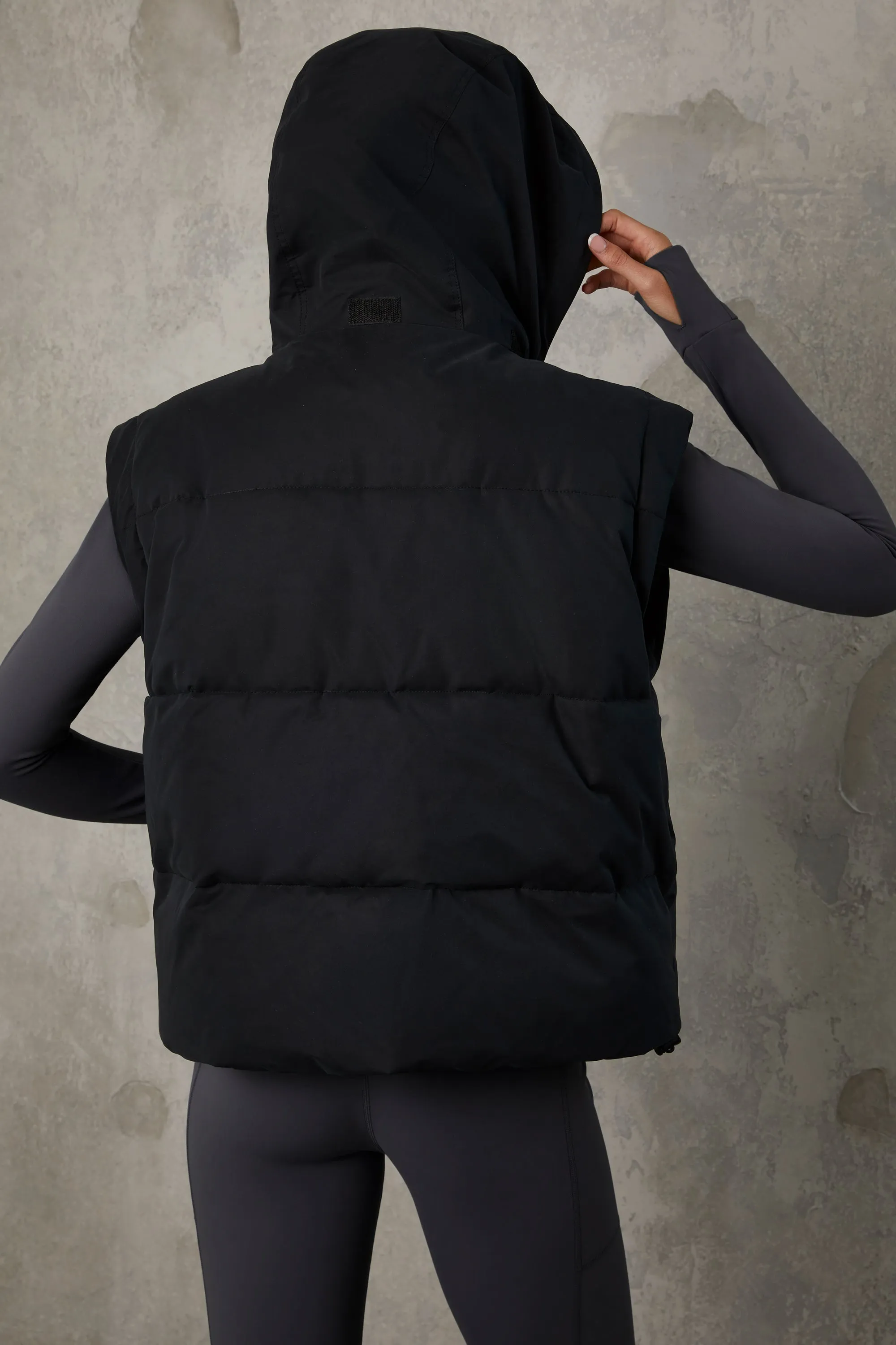 Essential - Cropped Puffer Jacket with Detachable Sleeves in Black