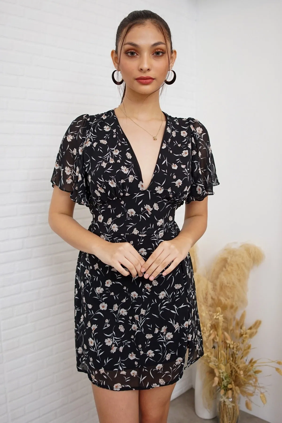 EVERLY Flutter-Sleeve Chiffon Dress (Black)