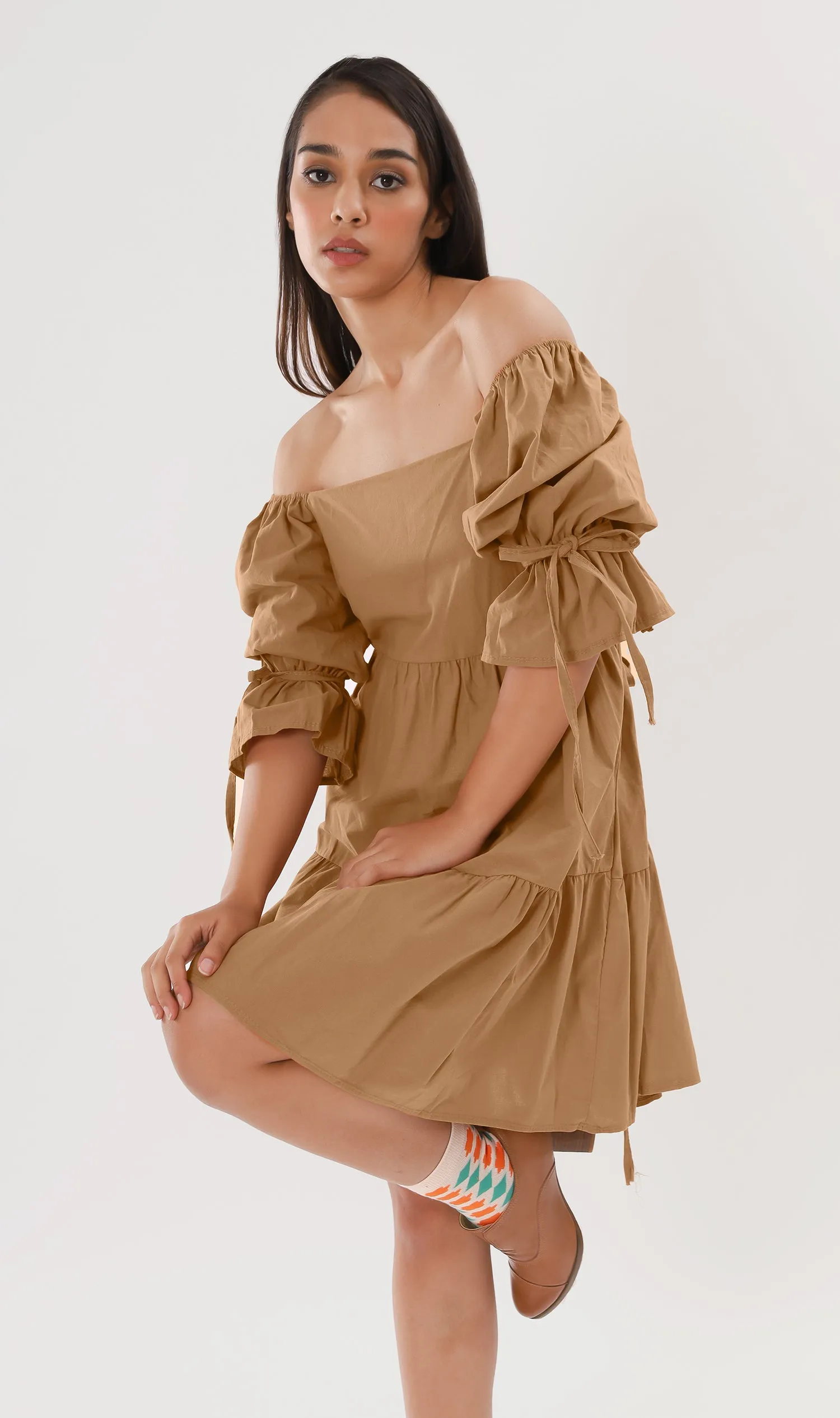 MADILYN Tiered Tie Puff-Sleeve Dress (Latte Brown)