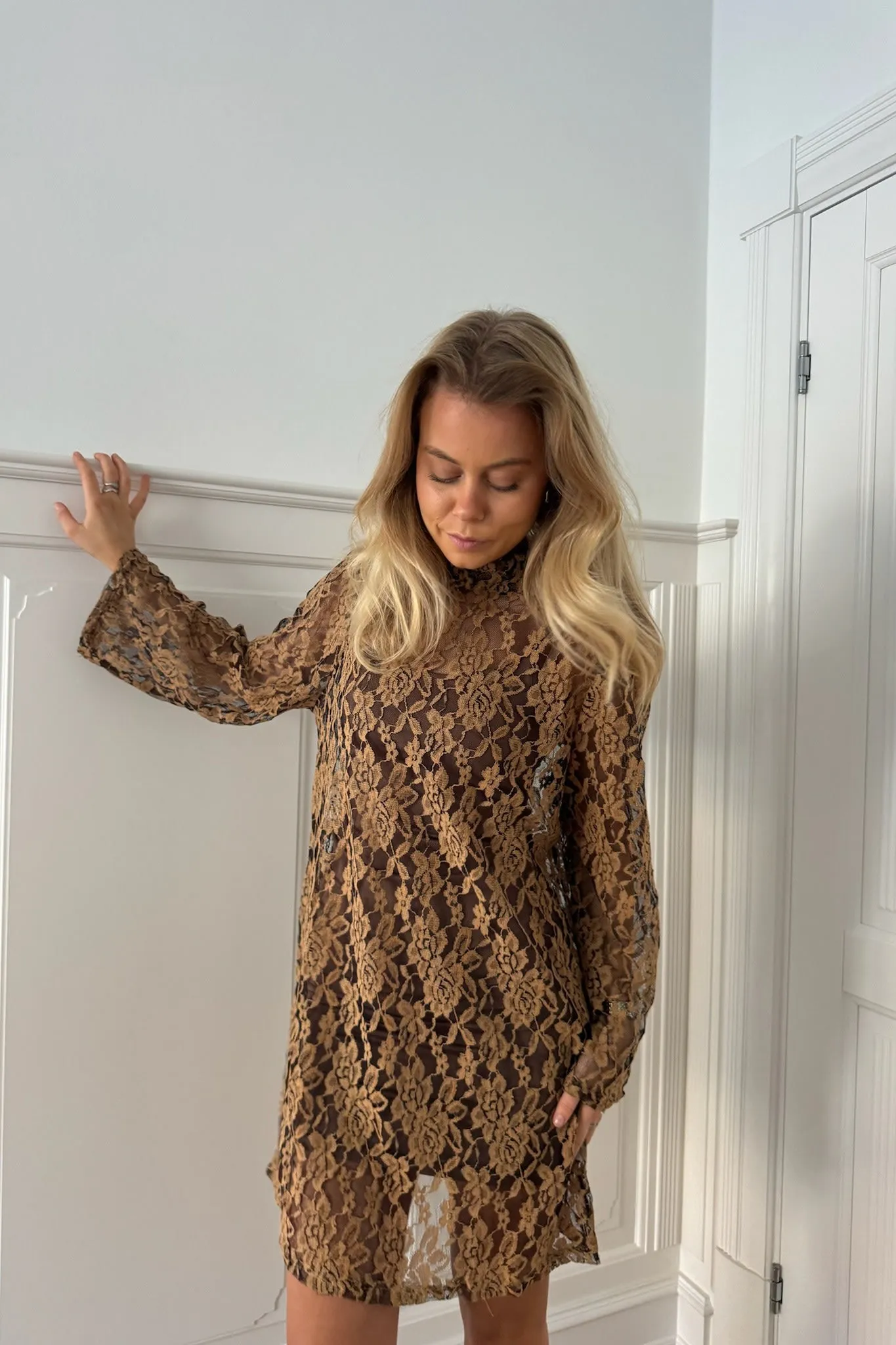 NeaIC Kjole - Gylden Beige Sort