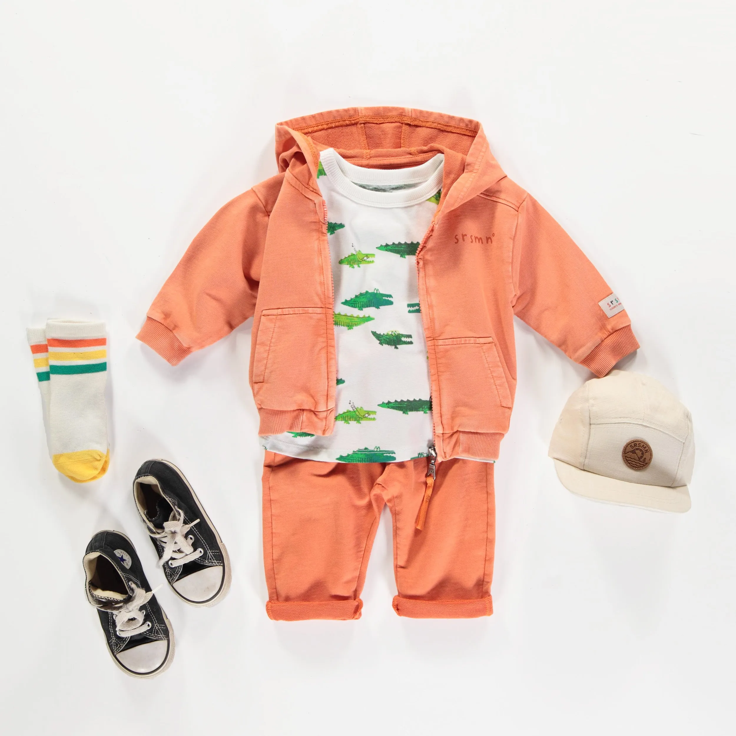 T-shirt ample blanc avec motif de crocodiles en jersey doux, bébé || Loose-fitting white t-shirt with crocodile all over print in soft jersey, baby