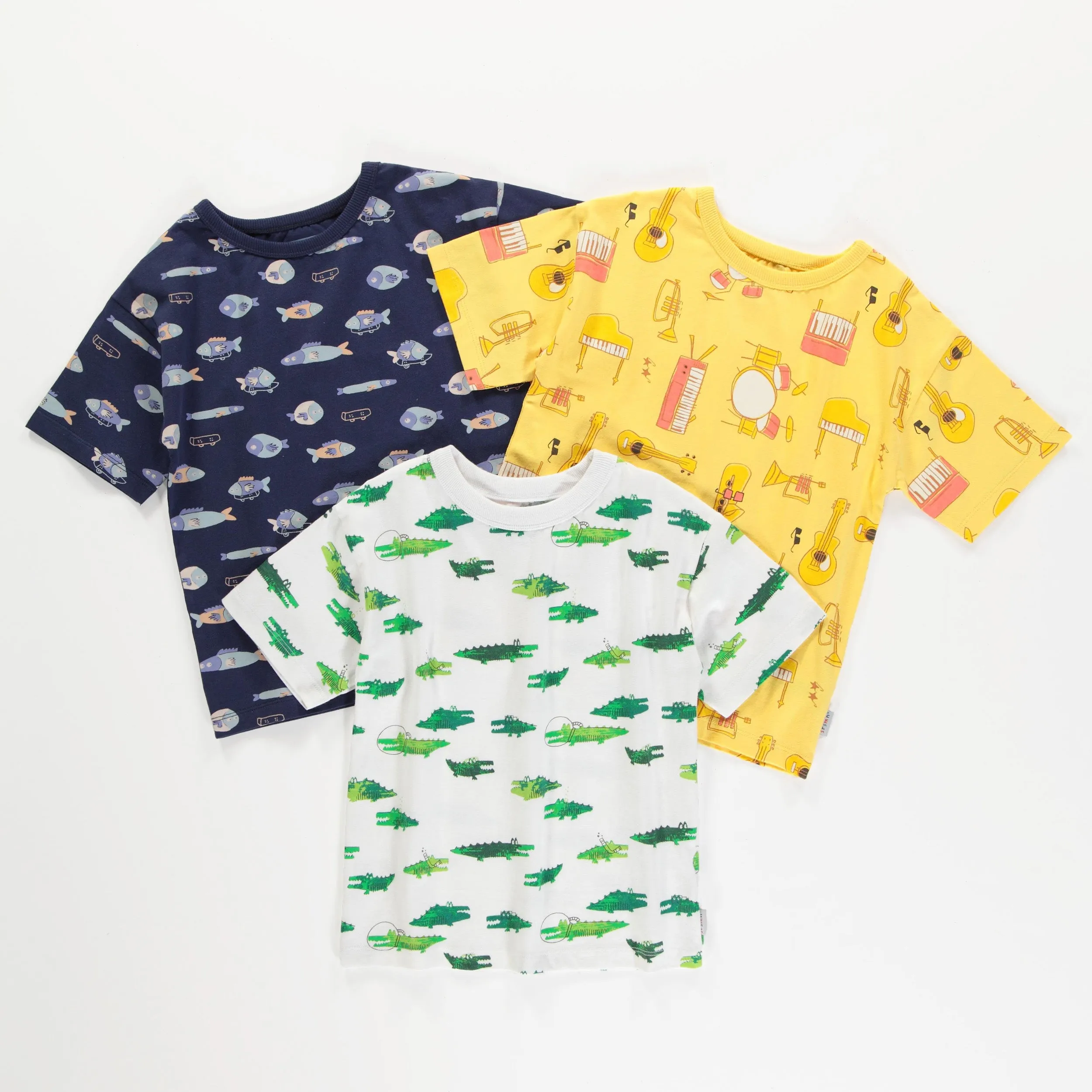 T-shirt ample jaune avec motif d'instruments de musique en jersey doux, enfant || Loose-fitting yellow t-shirt with musical instruments all over print in soft jersey, child