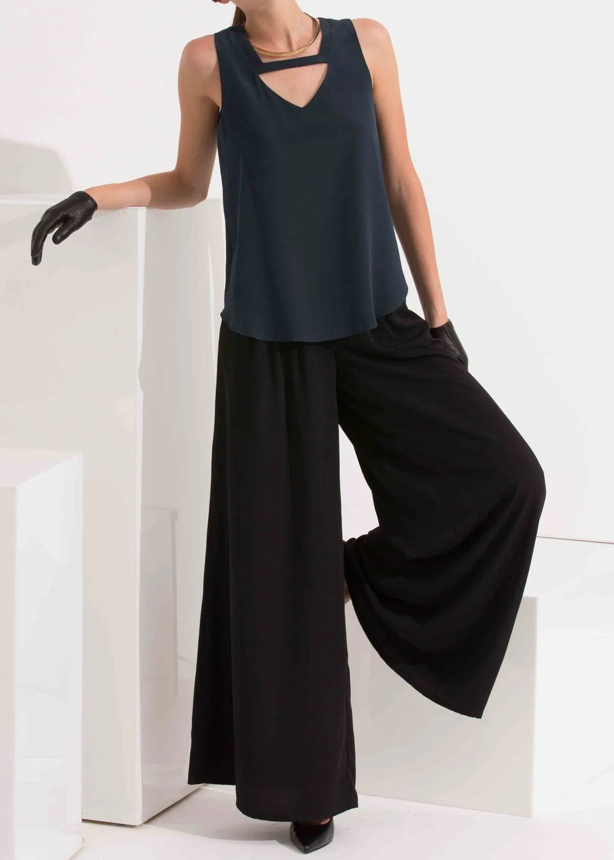 Women's Sleeveless V Neck Arlette Top