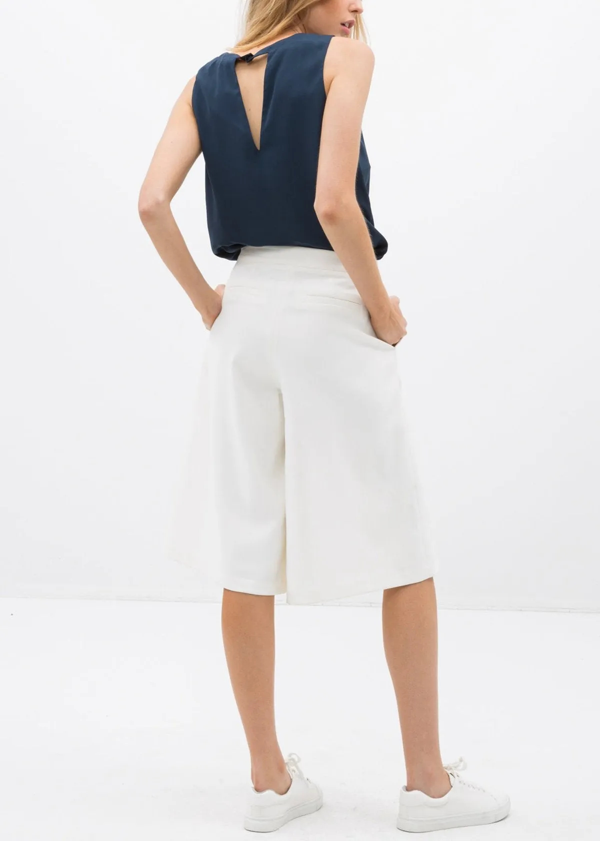 Women's Sleeveless V Neck Arlette Top